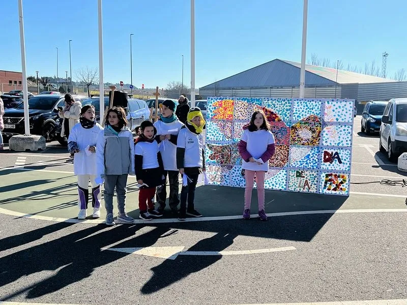 Casi 700 escolares de Carbajosa se unen para celebrar el Día de la Paz