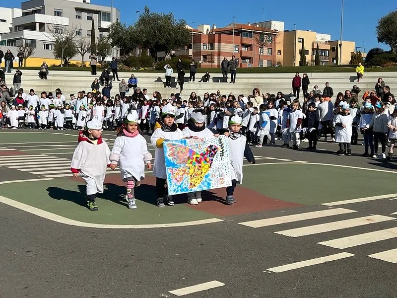 Casi 700 escolares de Carbajosa se unen para celebrar el Día de la Paz