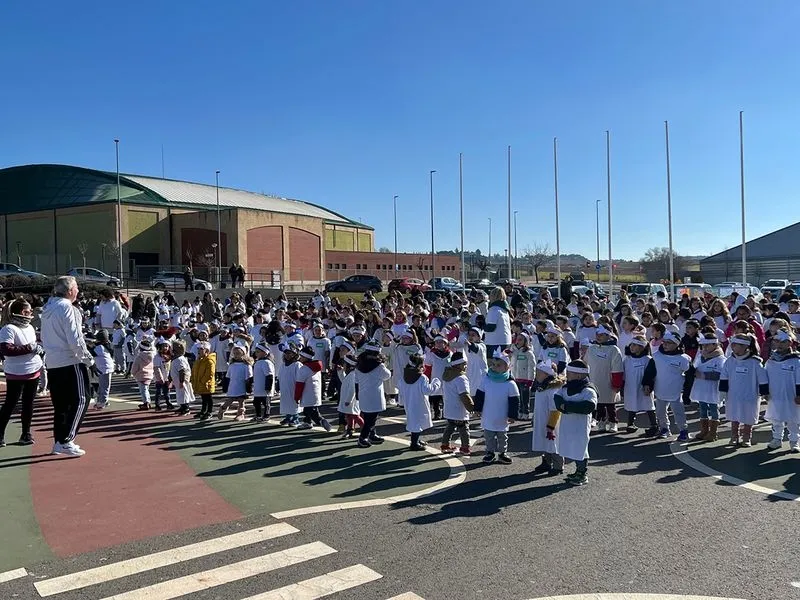 Casi 700 escolares de Carbajosa se unen para celebrar el Día de la Paz