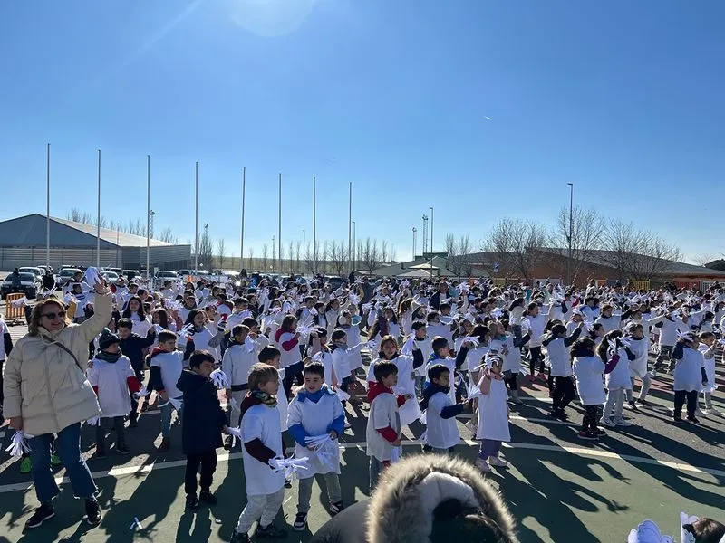 Casi 700 escolares de Carbajosa se unen para celebrar el Día de la Paz