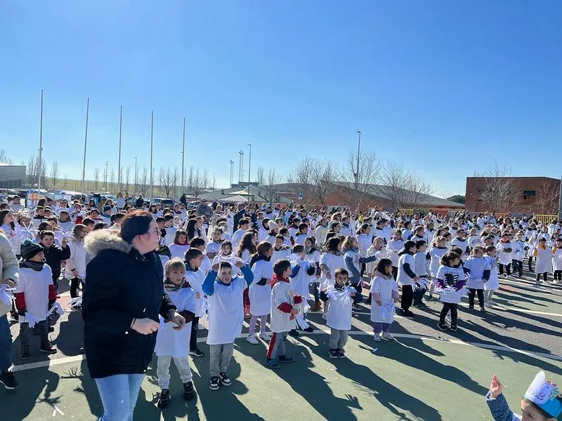 Casi 700 escolares de Carbajosa se unen para celebrar el Día de la Paz