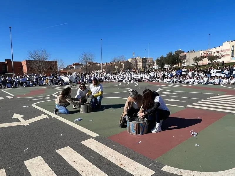 Casi 700 escolares de Carbajosa se unen para celebrar el Día de la Paz