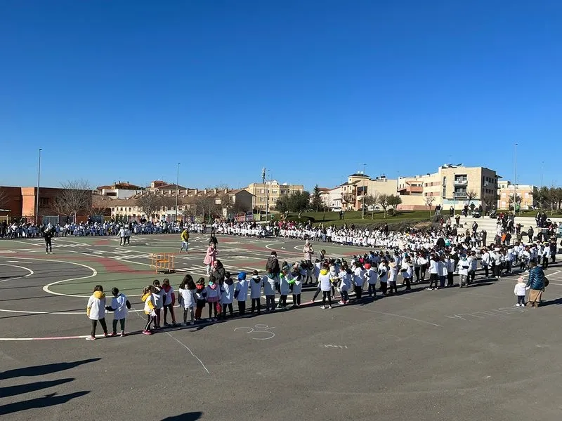 Casi 700 escolares de Carbajosa se unen para celebrar el Día de la Paz