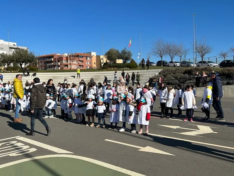 Casi 700 escolares de Carbajosa se unen para celebrar el Día de la Paz