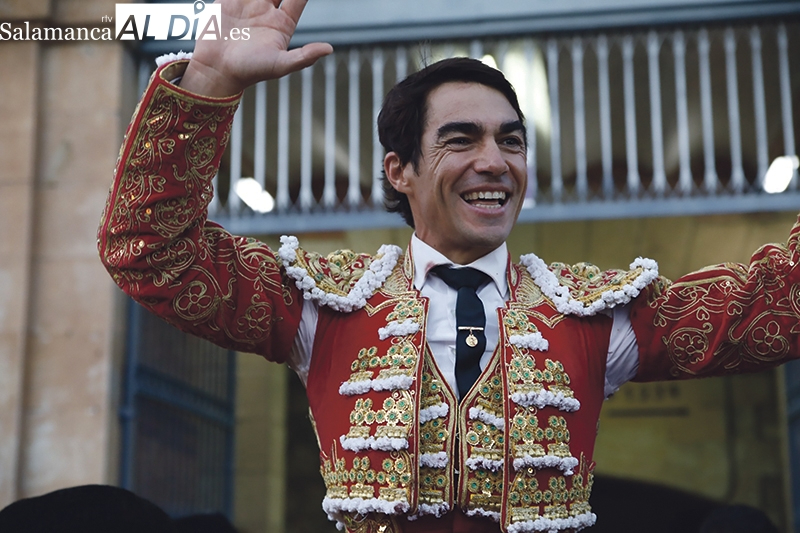 Domingo López Chaves a hombros en la plaza de toros de La Glorieta el pasado septiembre | ARCHIVO
