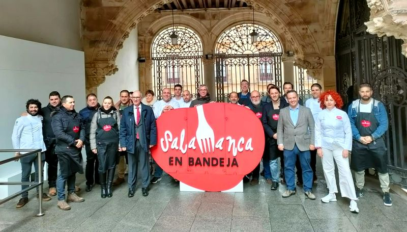 El presidente de la Diputación de Salamanca, Javier Iglesias, junto a representantes del club 'Salamanca en Bandeja' en el Palacio La Salina. Foto EUROPA PRESS