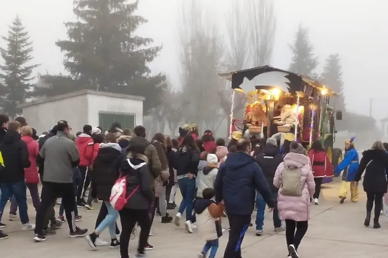 Foto 5 - Los Reyes Magos reparten ilusi&oacute;n y caramelos en Villoruela