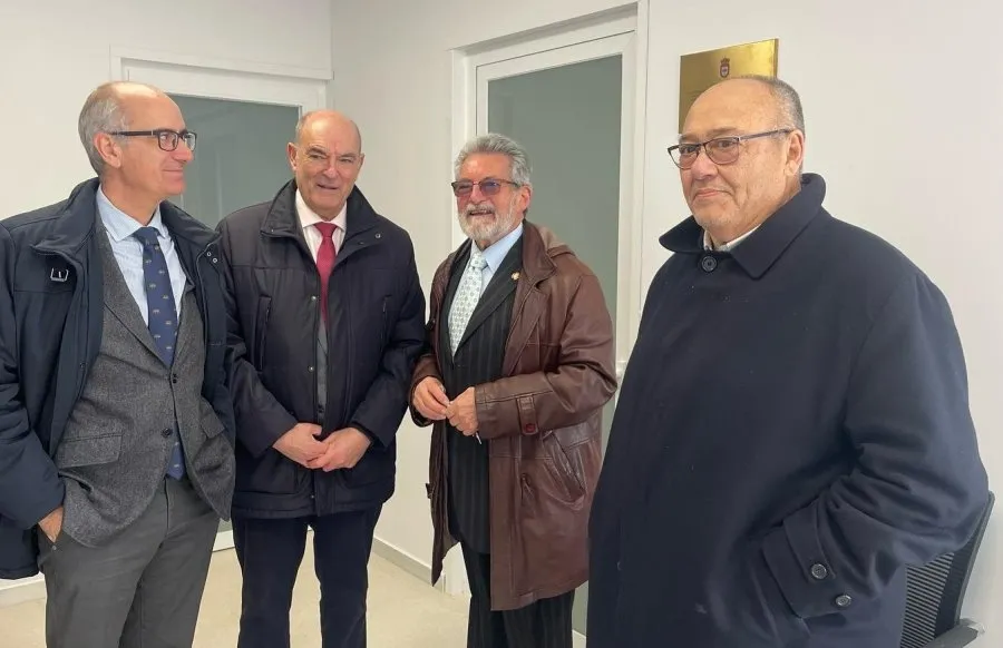 Foto 3 - Casillas de Flores inaugura la renovada imagen de su Ayuntamiento