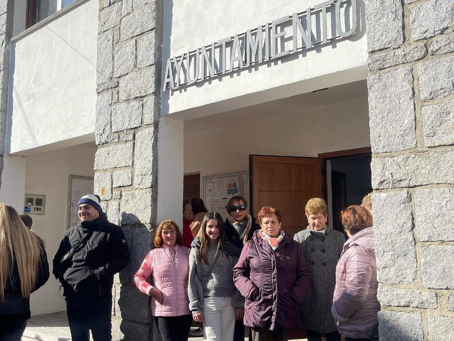 Foto 2 - Casillas de Flores inaugura la renovada imagen de su Ayuntamiento