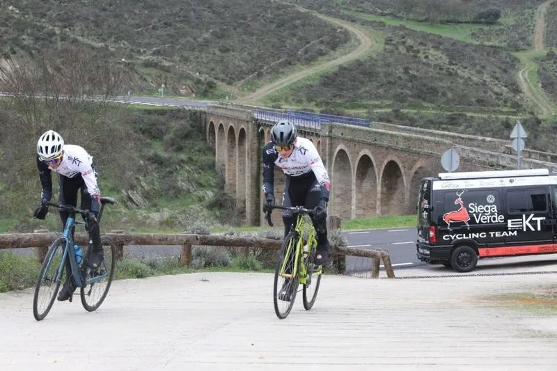 Ciclistas del Promesal con las nuevas equipaciones con el logo de Siega Verde. Foto Promesal