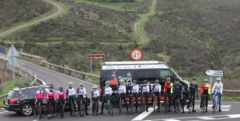 Ciclistas del Promesal con las nuevas equipaciones con el logo de Siega Verde. Foto Promesal