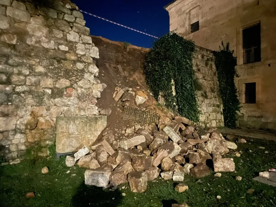 Foto 2 - Se viene abajo un lateral de la muralla que estaba siendo controlado de cerca por su mal estado