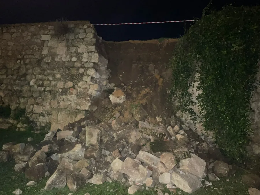 Foto 4 - Se viene abajo un lateral de la muralla que estaba siendo controlado de cerca por su mal estado