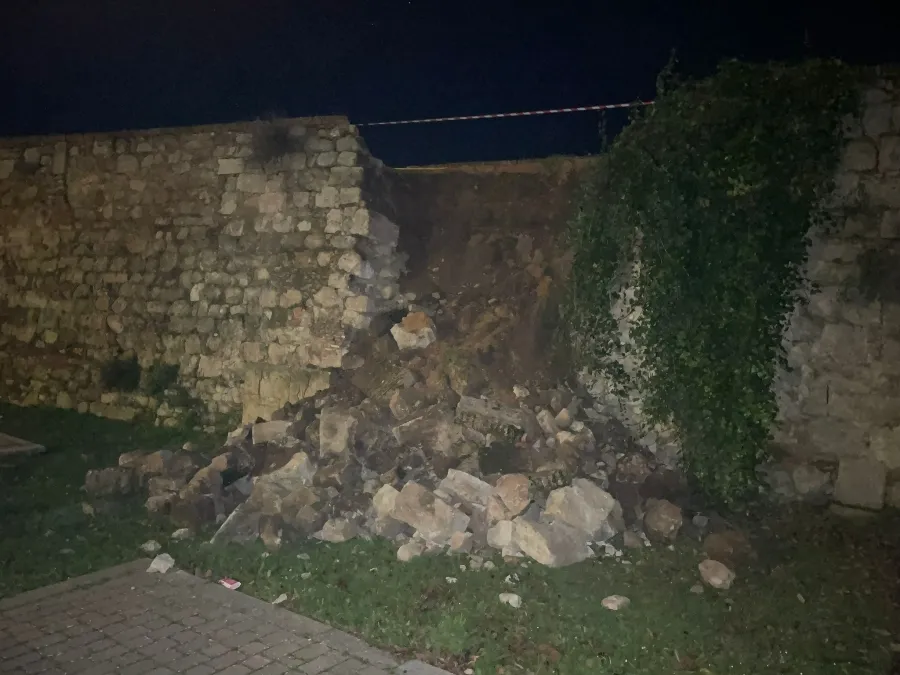 Foto 3 - Se viene abajo un lateral de la muralla que estaba siendo controlado de cerca por su mal estado