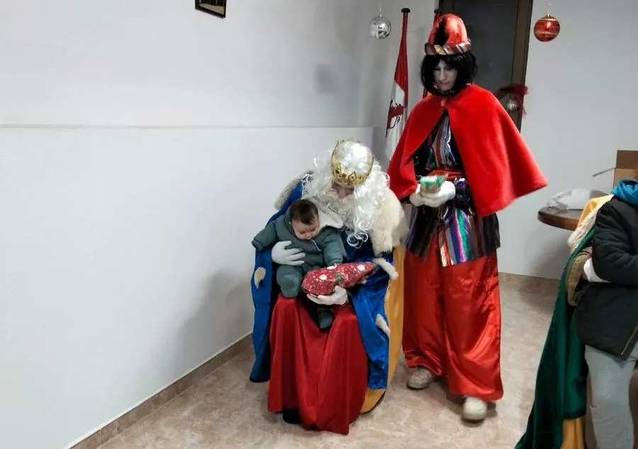 Foto 9 - Unos 40 ni&ntilde;os arropan a los Reyes Magos en su Cabalgata por El Bod&oacute;n