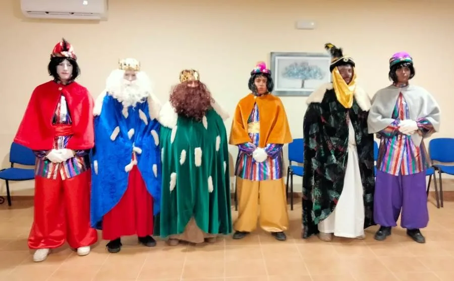 Foto 8 - Unos 40 ni&ntilde;os arropan a los Reyes Magos en su Cabalgata por El Bod&oacute;n
