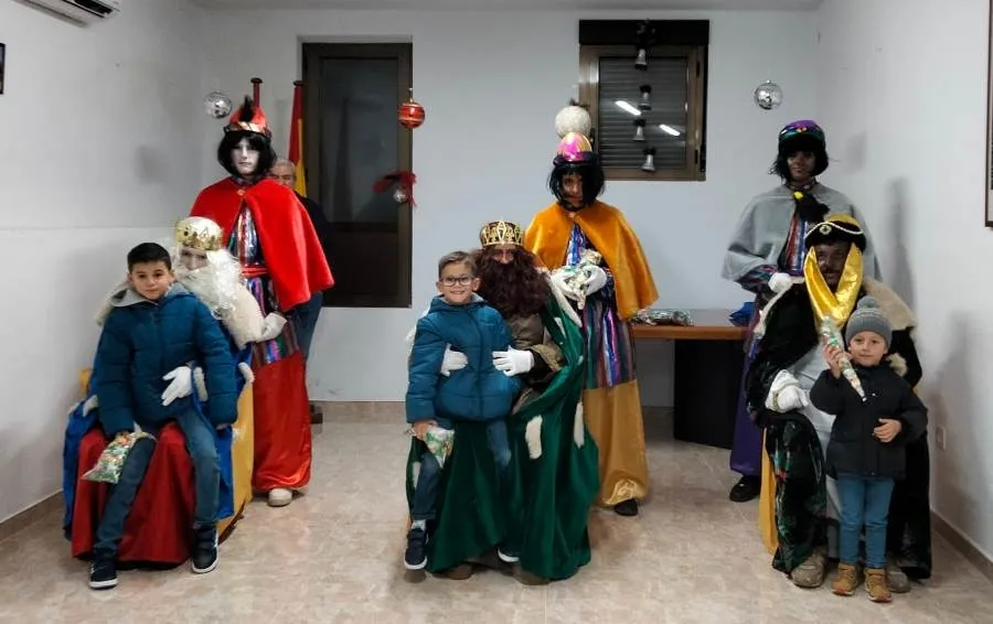 Foto 7 - Unos 40 ni&ntilde;os arropan a los Reyes Magos en su Cabalgata por El Bod&oacute;n