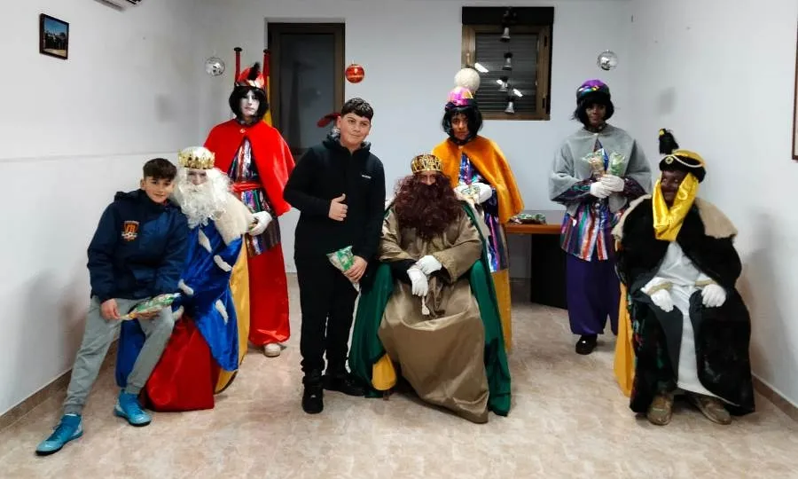 Foto 3 - Unos 40 ni&ntilde;os arropan a los Reyes Magos en su Cabalgata por El Bod&oacute;n