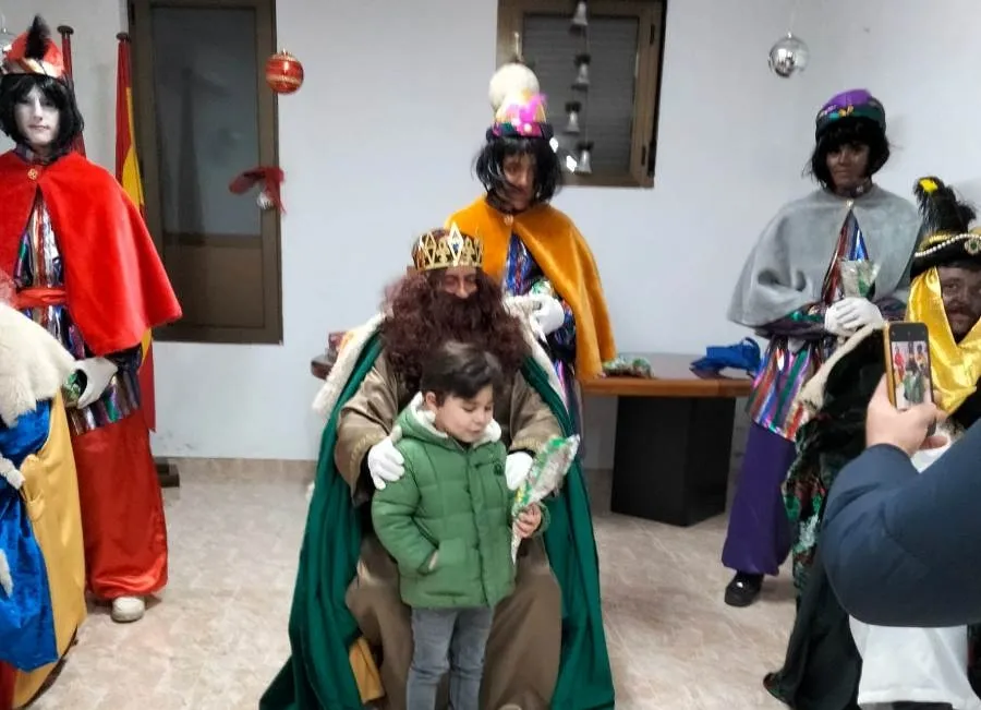 Foto 2 - Unos 40 ni&ntilde;os arropan a los Reyes Magos en su Cabalgata por El Bod&oacute;n