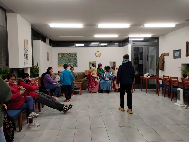 Foto 8 - Los Reyes Magos pasaron por Trabanca para dejar sus regalos y caramelos a los ni&ntilde;os