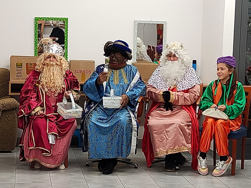 Foto 4 - Los Reyes Magos pasaron por Trabanca para dejar sus regalos y caramelos a los niños