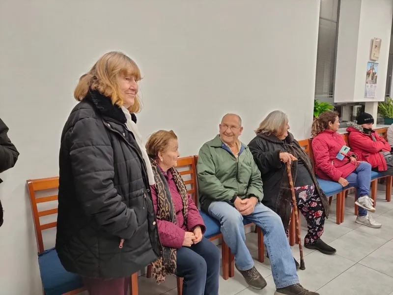 Foto 3 - Los Reyes Magos pasaron por Trabanca para dejar sus regalos y caramelos a los ni&ntilde;os