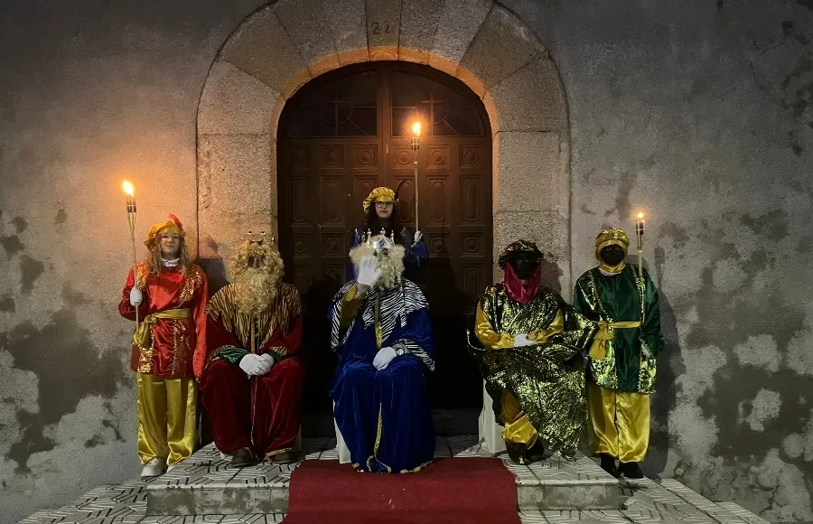 Foto 3 - Los Reyes Magos tambi&eacute;n alcanzaron Carpio de Azaba entre la niebla