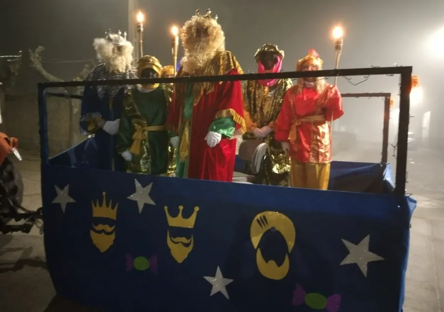 Foto 2 - Los Reyes Magos tambi&eacute;n alcanzaron Carpio de Azaba entre la niebla