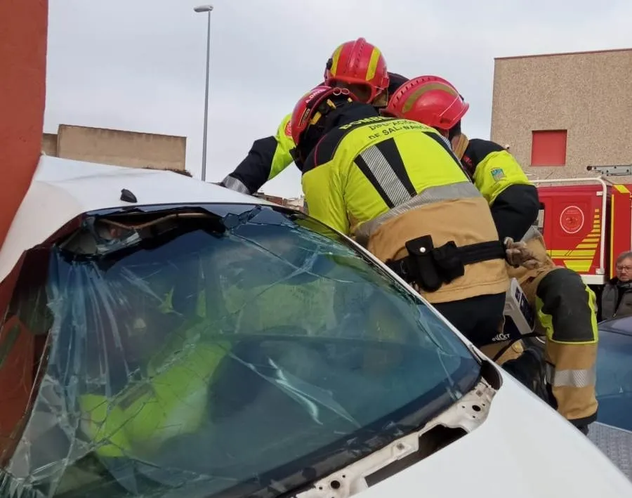 Foto 3 - Los Bomberos practican la excarcelaci&oacute;n de atrapados en accidentes