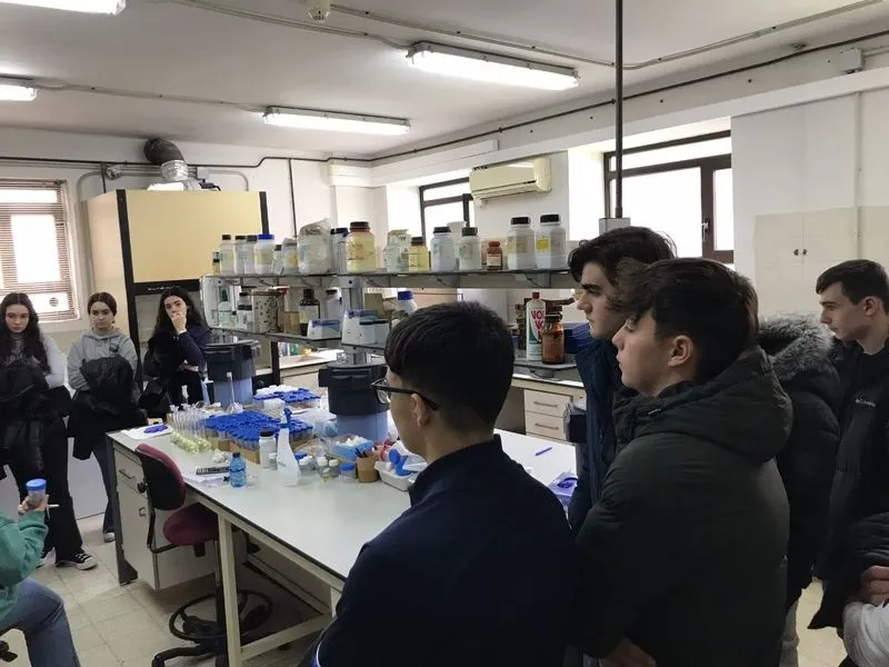 Foto 10 - Alumnos del colegio San Juan Bosco visitan el IRNASA