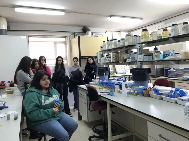 Foto 6 - Alumnos del colegio San Juan Bosco visitan el IRNASA