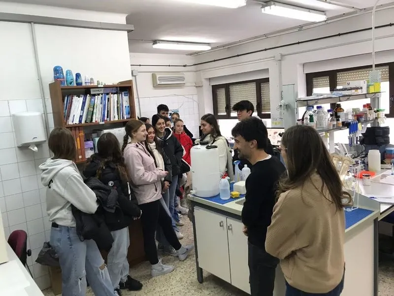 Foto 2 - Alumnos del colegio San Juan Bosco visitan el IRNASA