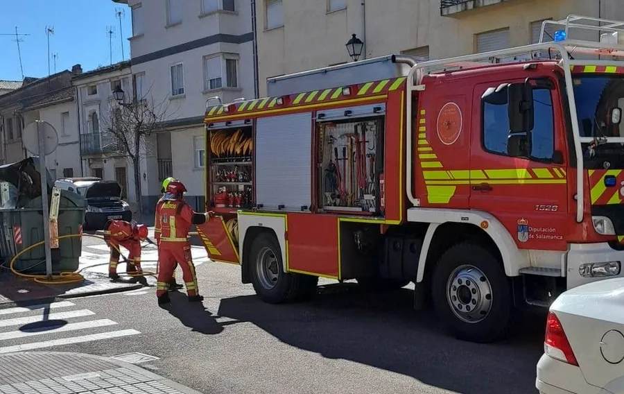 Foto 4 - Los Bomberos se movilizan por la humareda procedente de un contenedor