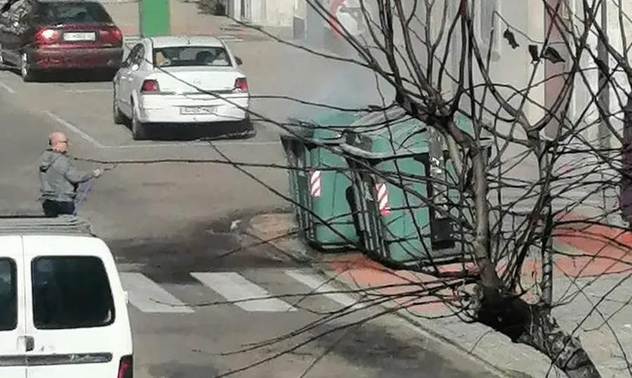 Foto 3 - Los Bomberos se movilizan por la humareda procedente de un contenedor