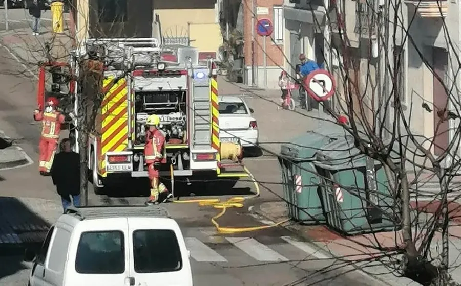 Foto 2 - Los Bomberos se movilizan por la humareda procedente de un contenedor