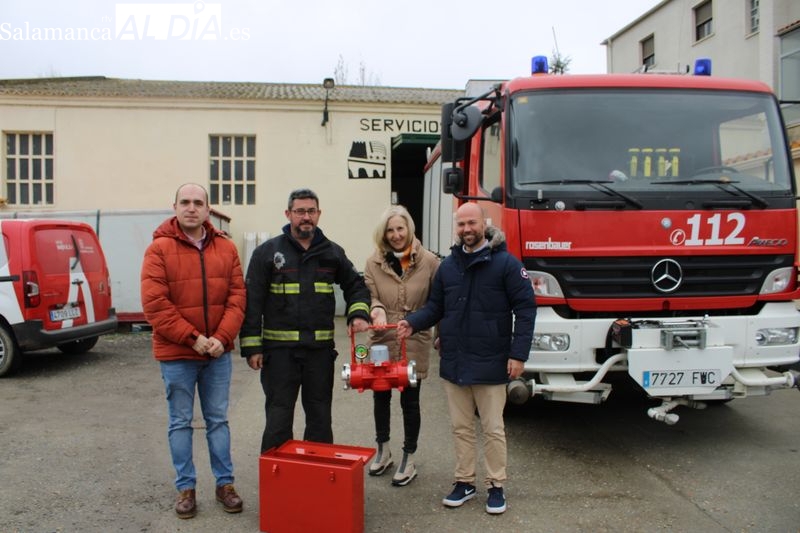 Foto 1 - Aqualia entrega un equipo de mantenimiento de hidrantes al Ayuntamiento de Alba de Tormes