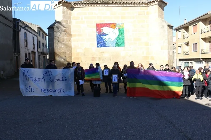 Manifestación contra la homiofobia en Aldeadávila de la Ribera / CORRAL