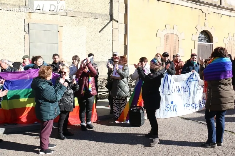 Manifestación contra la homiofobia en Aldeadávila de la Ribera / CORRAL