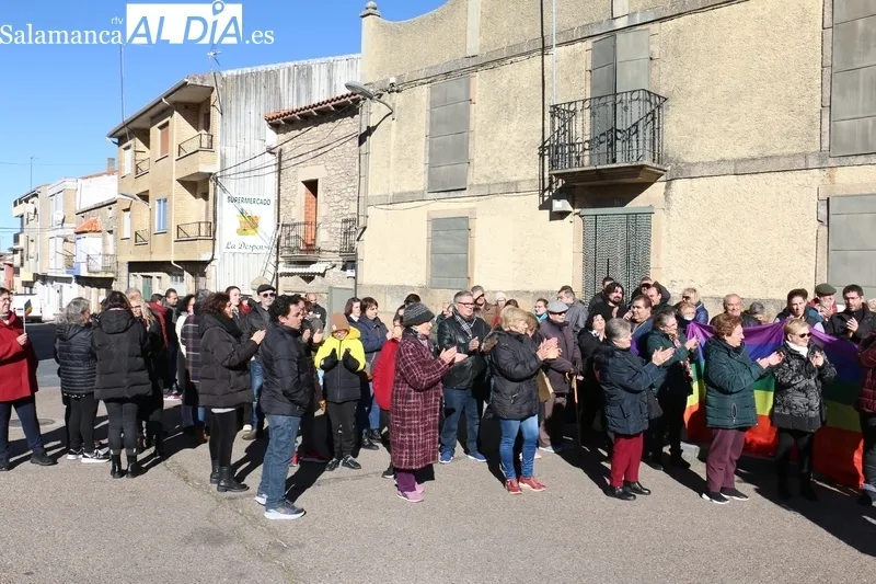 Manifestación contra la homiofobia en Aldeadávila de la Ribera / CORRAL