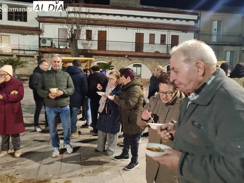 Los Reyes Magos visitaron a los vecinos de Cabeza de Framontanos, a los mayores de la residencia municipal y a niños y adultos en Villarino / MARIBEL SÁNCHEZ