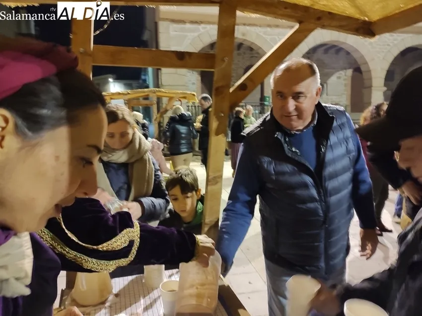 Los Reyes Magos visitaron a los vecinos de Cabeza de Framontanos, a los mayores de la residencia municipal y a niños y adultos en Villarino / MARIBEL SÁNCHEZ
