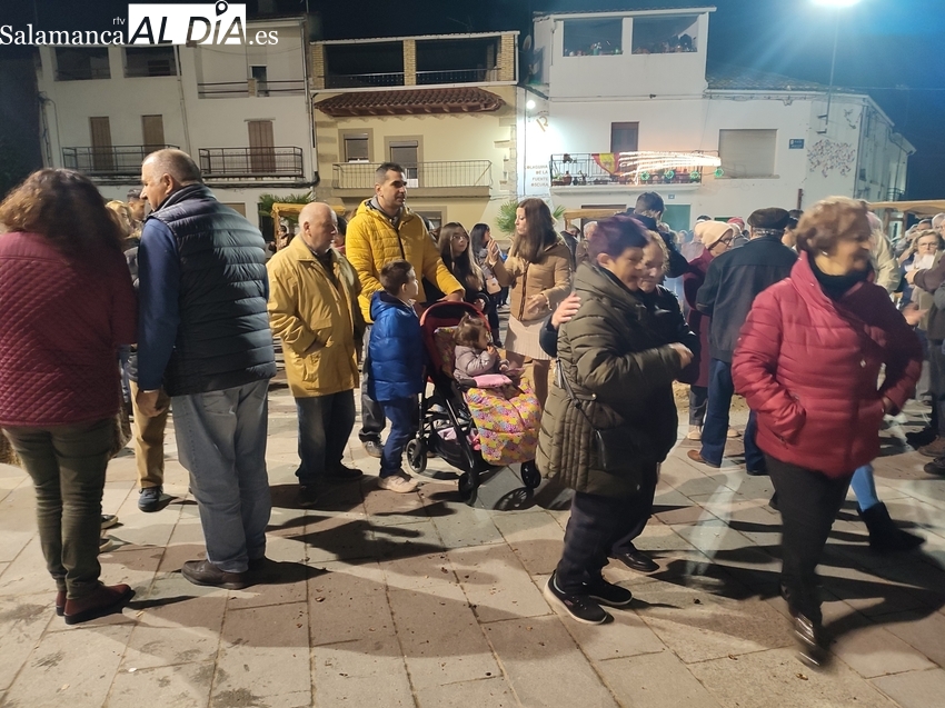 Los Reyes Magos visitaron a los vecinos de Cabeza de Framontanos, a los mayores de la residencia municipal y a niños y adultos en Villarino / MARIBEL SÁNCHEZ