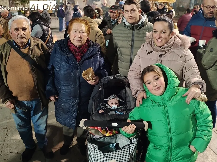 Los Reyes Magos visitaron a los vecinos de Cabeza de Framontanos, a los mayores de la residencia municipal y a niños y adultos en Villarino / MARIBEL SÁNCHEZ