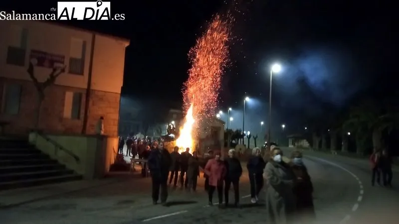 Siete hogueras se prendieron al paso de la imagen de San Sebastián que fue llevada en procesión 