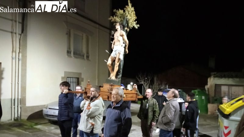 Siete hogueras se prendieron al paso de la imagen de San Sebastián que fue llevada en procesión 