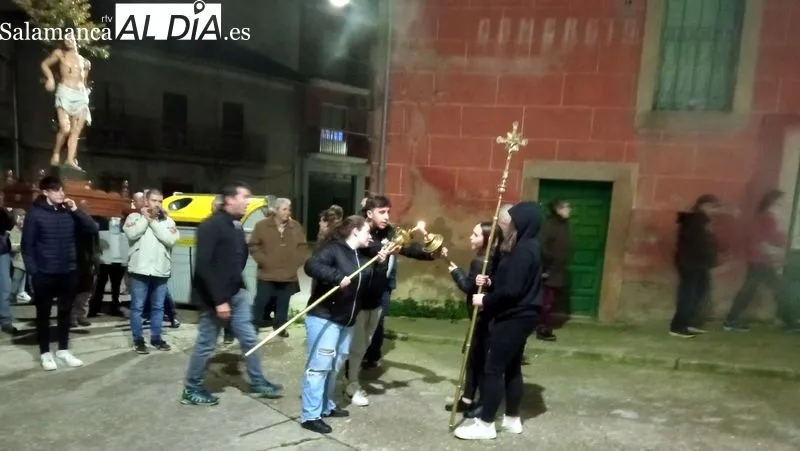 Siete hogueras se prendieron al paso de la imagen de San Sebastián que fue llevada en procesión 