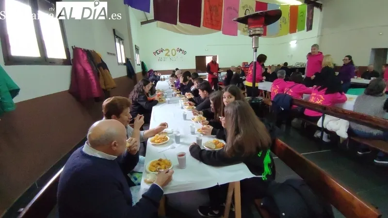 Comida de hermandad en Yecla de Yeltes en las fiestas de San Sebastián / CORRAL