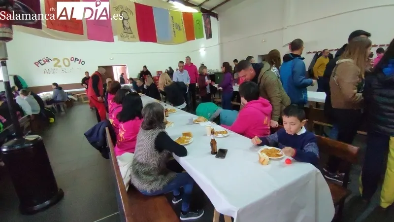 Comida de hermandad en Yecla de Yeltes en las fiestas de San Sebastián / CORRAL