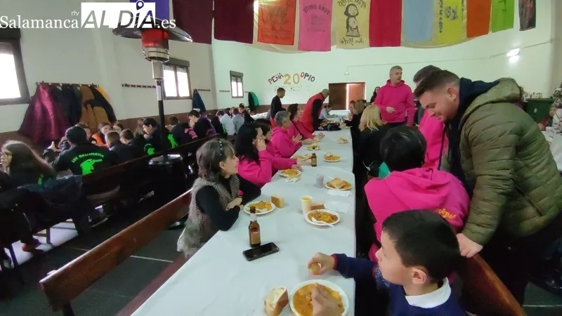 Comida de hermandad en Yecla de Yeltes en las fiestas de San Sebastián / CORRAL