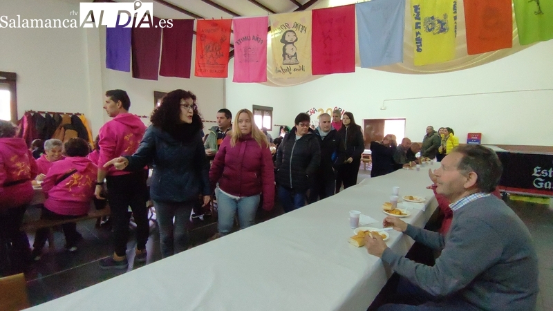 Comida de hermandad en Yecla de Yeltes en las fiestas de San Sebastián / CORRAL